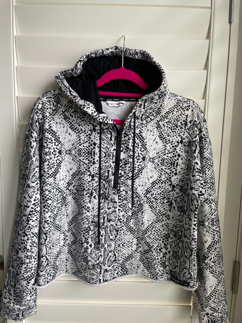 DKNY Sport Black & White snake print Pullover cropped Hoodie EUC